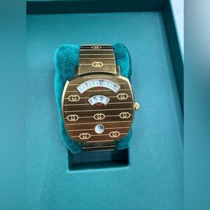 Gucci Grip ladies Gold Retro Jump-Hour Bracelet Watch